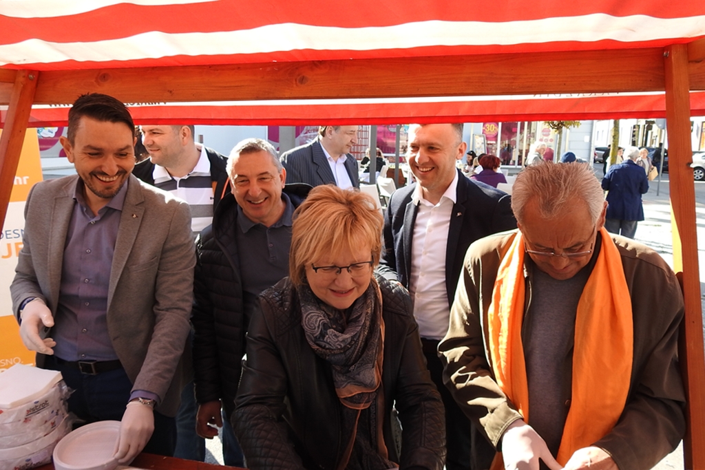 Tradicionalna podjela ribica i pisanica na varaždinskom placu