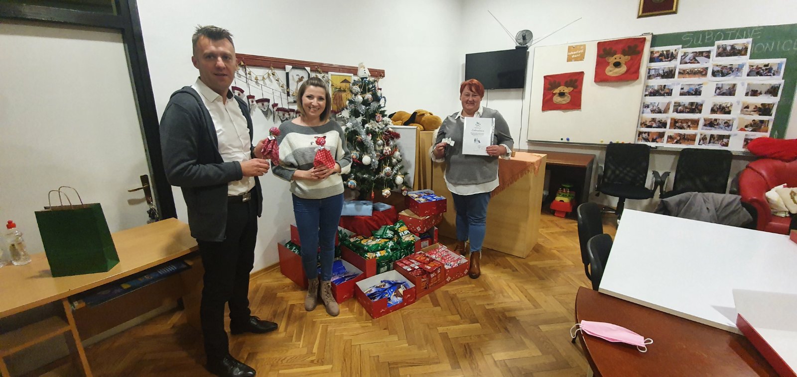 Ženska inicijativa HNS-a povodom Božića darivala udrugu „Uz tebe sam“