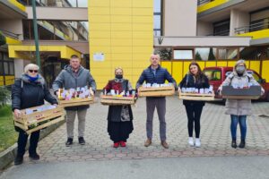 Članovi varaždinskog HNS-a cvijećem razveselili umirovljenice – Klopotan: Umirovljenicima koji su cijeli svoj život radili i unapređivali naše društvo moramo osigurati dostojanstvenu starost!
